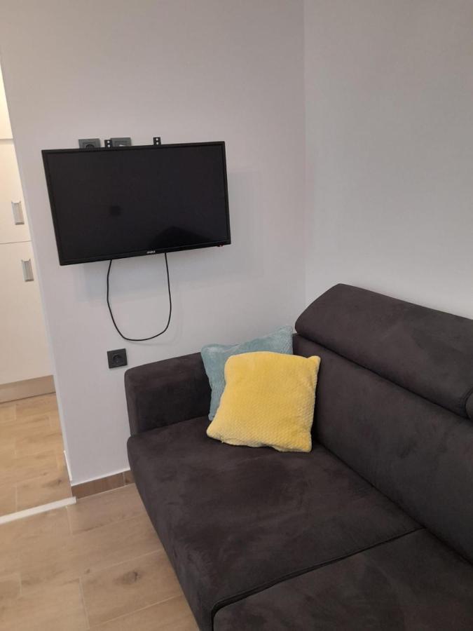 Apartman Sa Lodom 2+2 Apartment Pirovac Ngoại thất bức ảnh